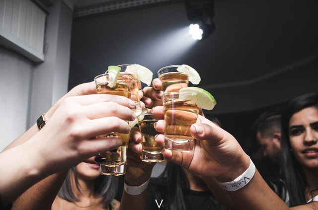 přípitek alkoholem
